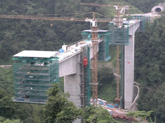 利賀湖面橋