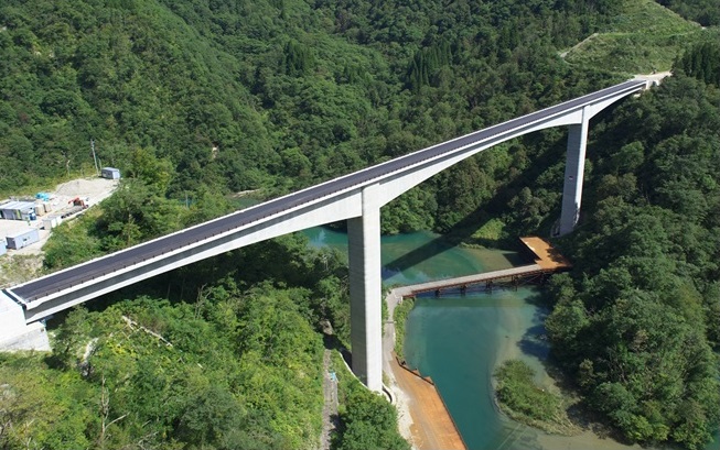 利賀湖面橋
