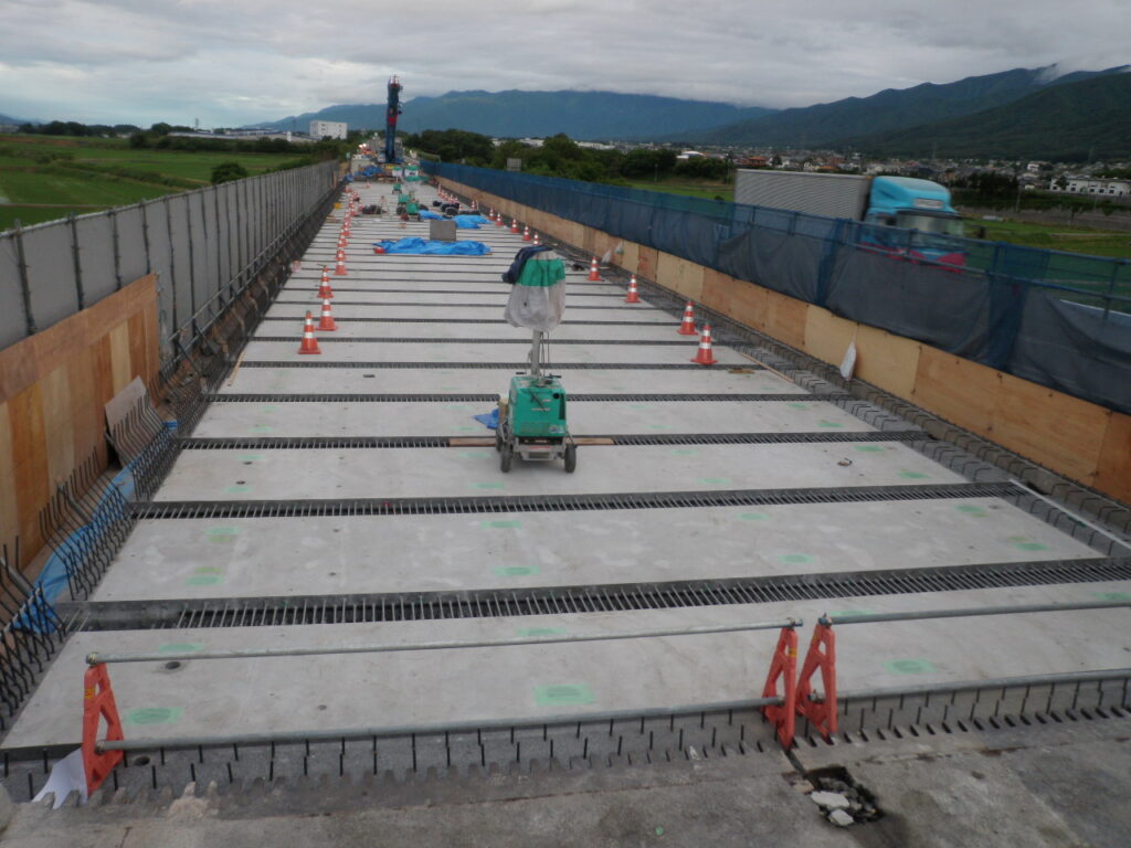 天竜川橋（下り線）床版補修工事