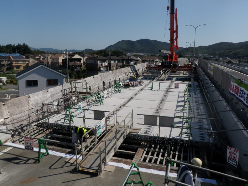 市川大橋床版取替工事
