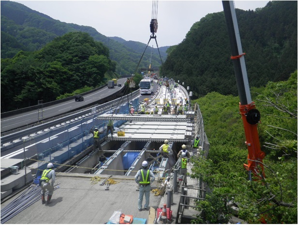 中央自動車道 上長房橋補強工事(平成25年度)
