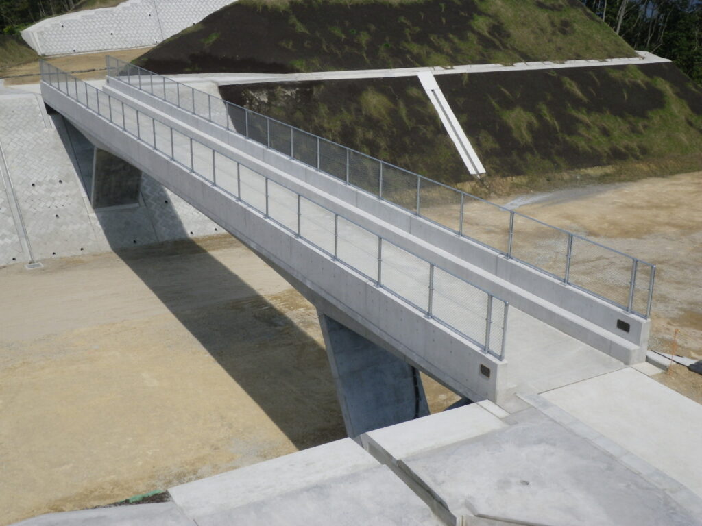 折居跨道橋