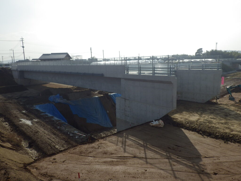 和泉4号跨道橋