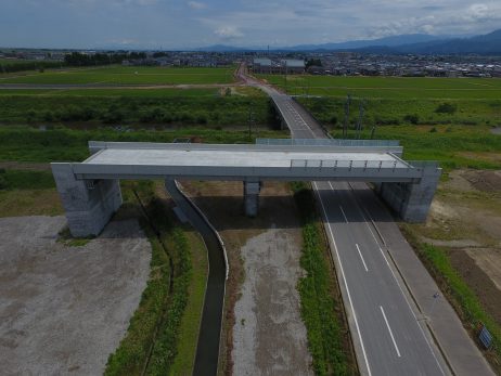 百津跨道橋